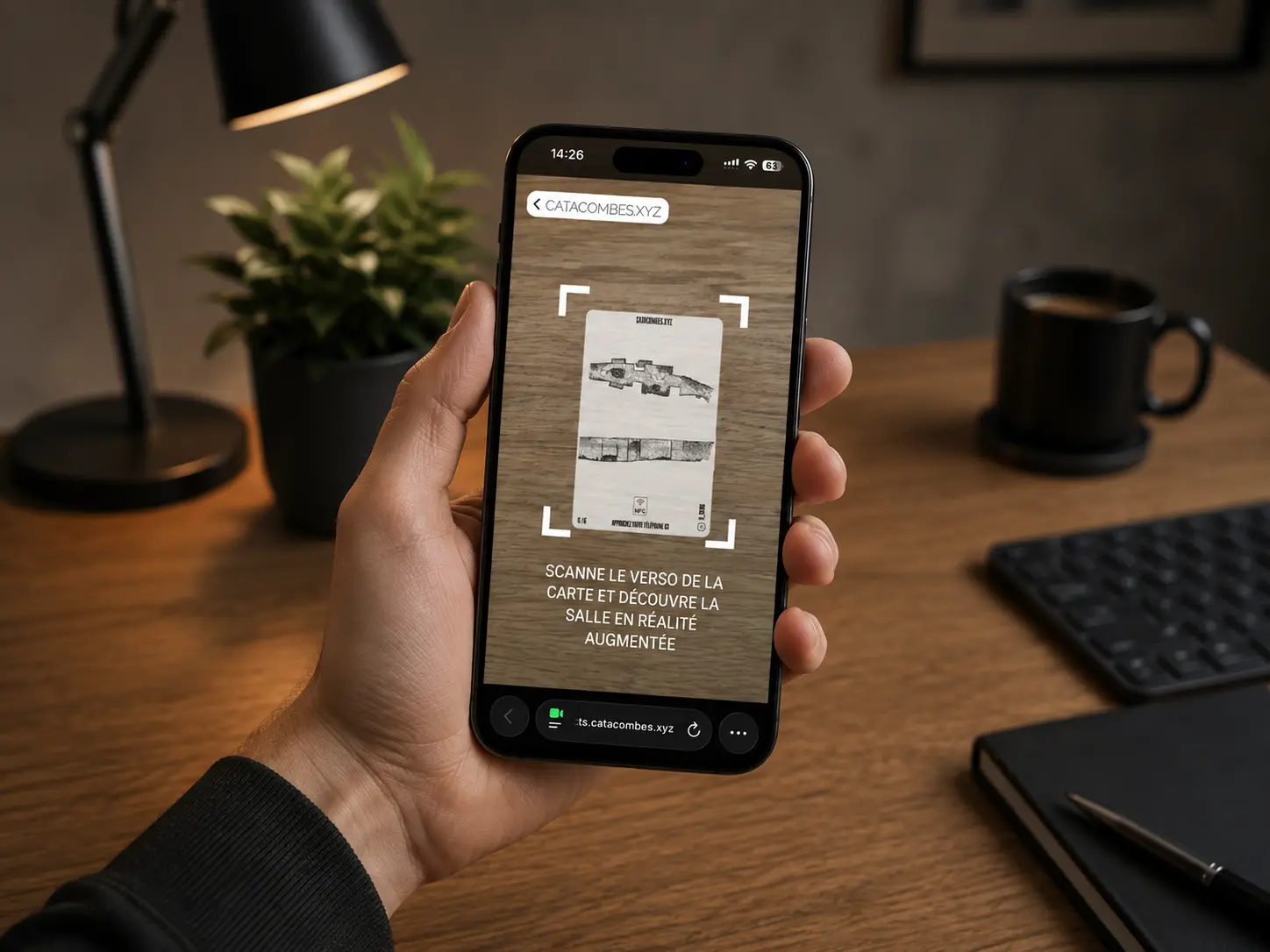 Un téléphone reconnaissant une carte Catacombes imprimée