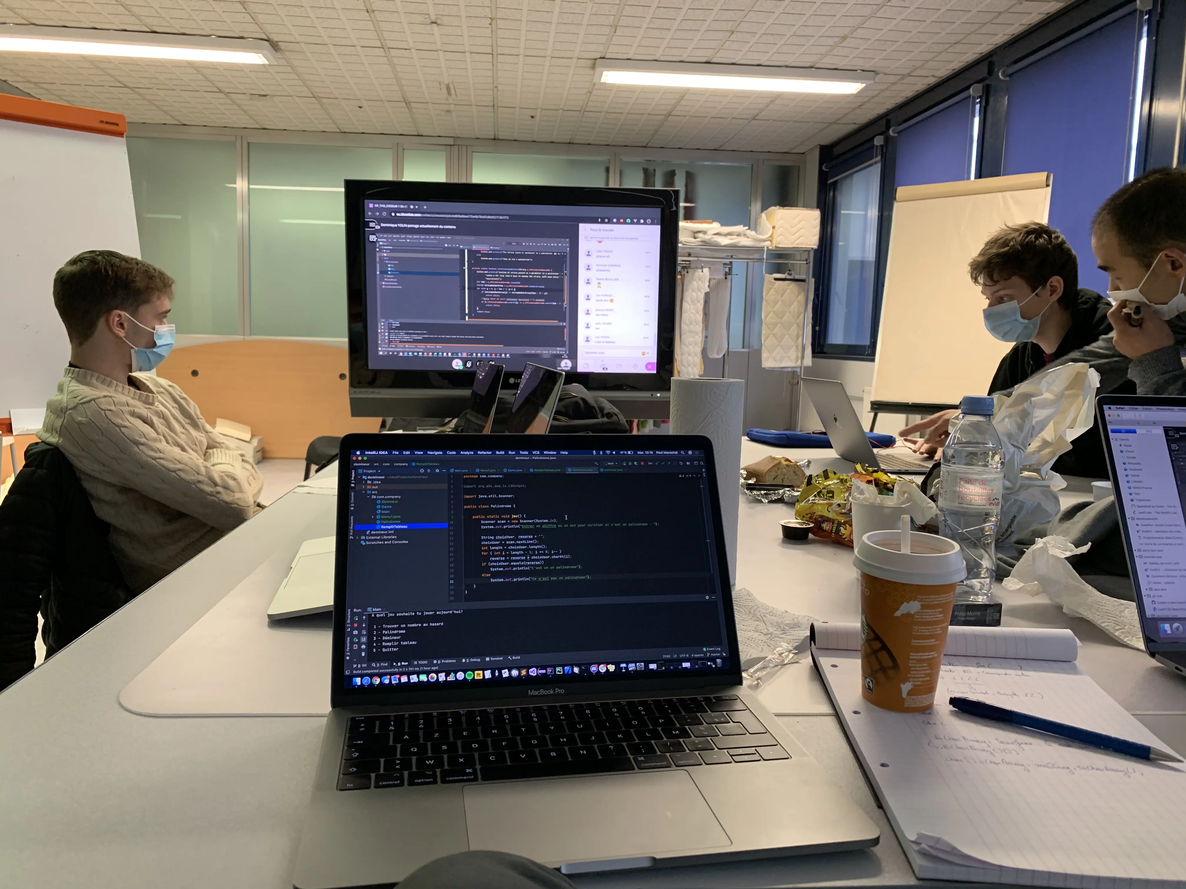 Réunion de travail avec des collégues sur un gros projet.